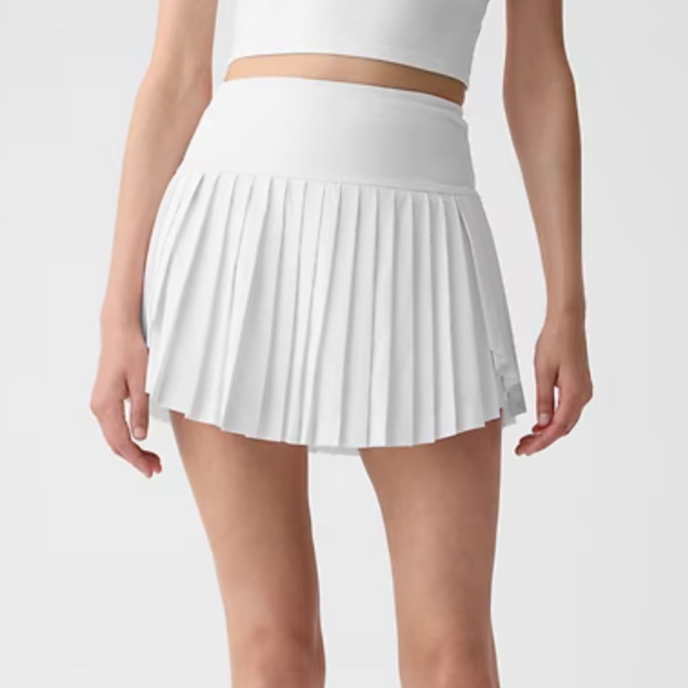 GapFit Pleated Exercise Skort in white